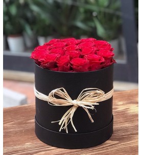 Kutuda kırmızı gül