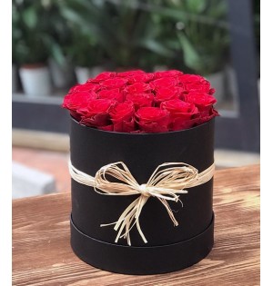 Kutuda kırmızı gül